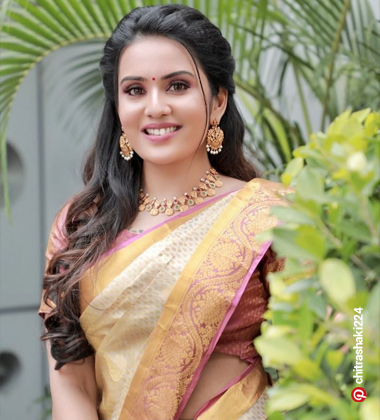 open hairstyle for saree - Simple Side Half-Braid
