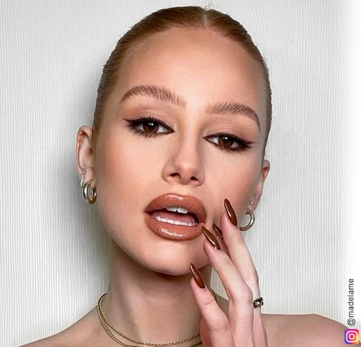 Medelaine Petsch Nude Lip Gloss Look