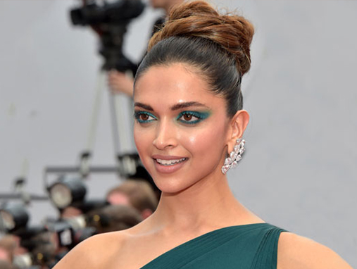 Festive Eye Makeup Using Green Eyeliners