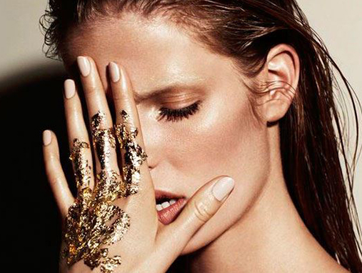 Get That Midas Touch With The Metallic Makeup Trend